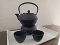 Produktbild: * Dimono Teeset aus Gusseisen mit Teekanne Stövchen und 2 Teebechern Geschenkset