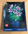 Produktbild: LEGO Botanicals 10372 Hibiskus Hibiscus Blumenstrauß Set für Erwachsene 660 Teil