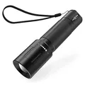 Produktbild: ANSMANN Taschenlampe - Extrem hell mit 1500 Lumen CREE LED, 240m Reichweite, optischer Zoom, IP54 Staub- & Spritzwasserschutz, 3 Funktionen - Handlampe inklusive 6x AA Batterien & Handschlaufe