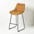 Produktbild: Homescapes Barhocker Ascot – Retro Barstuhl Kunstleder Goldbraun, gepolstert & mit Lehne, Stabiler Thekenstuhl mit Fußstütze & Metallgestell, Höhe 97 cm, Sitzhöhe 66 cm