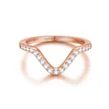 Produktbild: Lisandra Scott Exklusiver V-Form Ring aus 925 Sterlingsilber, besetzt mit funkelnden Zirkonia Steinen, Elegantes Design für Damen und Frauen (Rosegold, 58)