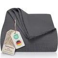 Produktbild: LAYNENBURG Premium Tagesdecke 220 x 240 cm XXL - Waffelpique 100% Baumwolle - leichte Wohndecke Waffeloptik - Baumwolldecke als Bett-Überwurf, Sofa-Überwurf, Couch-Überwurf - Sofa-Decke (anthrazit)