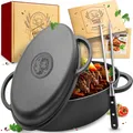 Produktbild: KRUSTENZAUBER 35cm Gusseisen Bräter mit Deckel backofengeeignet [inkl. Fleischgabel] - Gusseisen Topf XXL - Idealer Schmortopf Kazan, Bräter Induktion