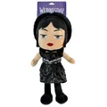 Produktbild: Play by Play Wednesday Puppe Kuscheltier – ca. 32 cm – detailreich mit gestickten Details & Outfit – weiche Figur zum Sammeln & Spielen – Geschenkidee für Fans & Kinder (Wednesday Kleid)