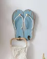 Produktbild: Dekoleidenschaft Wandhaken Flip-Flops aus Holz in Shabby Optik, Kleiderhaken, Garderobe, Handtuchhaken, Handtuchhalter, Garderobenhaken