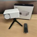 Produktbild: Mini Beamer mit Stativ, Beamer Full HD 1080P Unterstützt, AKIYO O1, HDMI