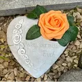 Produktbild: Radami Gartenfigur Grabherz für Grablicht Wir vermissen Euch, Rosenranke weiß 1,8 kg