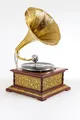 Produktbild: Vintage Grammophon „Villa Josephine“ – Nostalgisches Trichtergrammophon aus geschnitztem Holz & Gold-Applikationen, voll funktionsfähig, spielt Schellackplatten mit Handkurbel, inkl. Platte & Nadeln,
