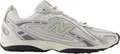 Produktbild: Kaufen Sie den New Balance U204LSWB Garter Snake bei Kicksshop. Trendiger beigefarbener Damen-Sneaker mit Schlangenprint und bequemer Passform.