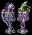 Produktbild: Drachen Figuren sitzen in Kelch 2er - Gothic Fantasy Tischdeko H 17,5 cm