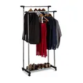 Produktbild: Relaxdays Rollgarderobe mit 2 Kleiderstangen, ausziehbar, Kleiderständer auf Rollen, HBT: 162x150x48 cm, Silber/schwarz