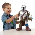 Produktbild: Fisher-Price Imaginext STAR WARS Spielzeug XXL The Mandalorian-Figur, ca. 42 cm große, bewegliche Figur mit Starter für Kinder ab 3 Jahren, HXT20