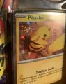 Produktbild: Pokémon Day 2026 Kollektion Deutsch Pikachu Swirl OVP