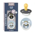 Produktbild: BIBS Colour Glow Schnuller 2er-Pack, BPA-frei. Leuchtet im Dunkeln, Kirschform Nippel. Naturkautschuk/Latex, Hergestellt in Dänemark. Größe 1 | 0+ Monate | 2-Pack, Iron NIGHT/Baby Blue NIGHT