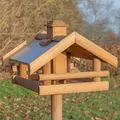 Produktbild: VOSS.garden Vogelhaus Grota inkl. Ständer aus Holz mit Metalldach, 134cm Gesamthöhe, wetterbeständig, Vogel-Futterhaus Vogelhäuschen
