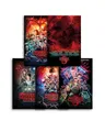 Produktbild: Pyramid International Stranger Things Poster-Set (5 Motive) – Plakate Staffeln 1–5 – je 61 × 91,5 cm – Retro-Look für Nerd-Wall, Gaming-Room & Home-Cinema