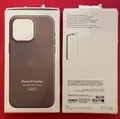 Produktbild: Original Apple Feingewebe Case MagSafe iPhone 15 Pro Max Braun MT4W3ZM/A +Mangel