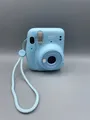 Produktbild: 🌸Instax Mini 11 Sky Blue  Sofortbildkamera Fujifilm inkl. 9 Fotos getestet
