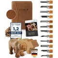 Produktbild: HOLZHELD Schnitzwerkzeug und Schnitzrohling (17-teilig) in sehr edler Ledertasche. Inkl. Anleitung zum Schnitzen & gr. Holzrohling aus Lindenholz