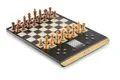 Produktbild: MILLENNIUM ChessGenius Pro Wood Edition Schachcomputer – Edle Holzoptik mit Echtholzfiguren, benutzerfreundliche Bedienung, mobil und vielseitig, ideal für Hobbyspieler mit KI-Lernfunktionen