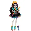 Produktbild: Monster High-Puppe Skelita Calaveras in farbenfrohem Papel-Picado-Kleid mit Hündchen Candelita und 7 Zubehörteilen wie Zeichenblock, Snack und Umhängetasche, JHK34