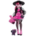 Produktbild: Monster High Draculaura-Puppe mit ihrem Haustier, der Fledermaus-Katze Count Fabulous, und Accessoires wie Rucksack, Zauberbuch, Bento-Box und mehr, HRP64