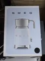 Produktbild: Smeg MFF11BLEU Milchaufschäumer im 50er Jahre Style pastellblau
