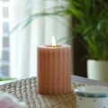 Produktbild: MARELIDA LED Kerze Echtwachskerze gerillt geriffelt Stumpenkerze mit senkrechten Rillen und flackernder Flamme Timer altrosa Wachskerze für Innen (Höhe: 12cm)