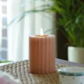 Produktbild: LED Kerze Liv Echtwachs gerillt geriffelt flackernde Flamme 12cm Timer altrosa