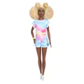 Produktbild: Barbie Fashionistas Puppe (bunter Jumpsuit), groß, blonder Afro, Jumpsuit in Batikoptik, Turnschuhe, gelbes Armband, für Kinder von 3 bis 8 Jahren