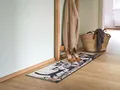 Produktbild: Salonloewe Rosina Wachtmeister Fußmatte Serafino & Friends 35 x 120 cm Schuhparkplatz waschbar Flur-Läufer schmal Katzen bunt Eingangs-Matte