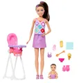 Produktbild: Barbie Skipper Babysitters Inc. Spielset mit brünetter Puppe, brünetter Kleinkind-Puppe, Hochstuhl und 8 Zubehörteilen, darunter Lebensmittel, JJB44