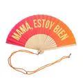 Produktbild: FISURA – Origineller Handfächer mit der Botschaft Mamá, estoy bien. Moderner und lustiger Holzfächer. Fächer in rosa Farbverlauf. Fächer mit Fächerhalter. Maße: 42,5 x 23 cm.