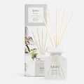 Produktbild: ipuro Essentials WHITE LILY Raumduft mit Stäbchen 100 ml - Raumerfrischer mit Pfirsich, Maiglöckchen, Jasmin, Nelke, weißem Moschus & Zedernholz Duft Aroma - Diffuser mit Stäbchen - Lufterfrischer