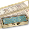 Produktbild: Kleine Pillendose für 7 Tage FridolinEdition - Metall - Maße: ca. 10,1 × 3,5 × 1,7cm, innen mit Spiegel - Motiv: Van Gogh Mandelblüten