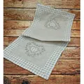 Produktbild: heimtexland Tischdecke Landhaus Tischdeko Serie Karo Leinen bestickt (Stück 1-tlg), Tischläufer 40x140 I Chalet Tischwäsche I Herz Applikation beige Tischläufer | 40 cm x 140 cm
