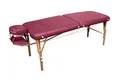 Produktbild: MASSUNDA – Mobile Montana Massageliege klappbar & höhenverstellbar – Stabiler Massagetisch aus Vollholz – Massagebank mit ergonomischer Kopfstütze, Armschlaufe & Nackenkissen (Burgund)