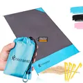 Produktbild: freemind® Stranddecke - ultraleichte, dünne Picknickdecke ohne Polsterung - 140 x 200 cm - wasserabweisend, kompakt, sandfrei - mini Pocket Blanket für Reisen, Camping - inkl. 4 Heringe, Karabiner