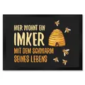 Produktbild: trendaffe - Hier wohnt EIN Imker mit dem Schwarm seines Lebens Fußmatte mit Bienen Motiv