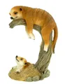 Produktbild: Kremers Schatzkiste Gartenfigur Erdmännchen Mama mit Kind auf Ast Figur Gartenfigur 24 cm Meercat
