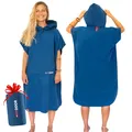 Produktbild: AUTDOOR® Mikrofaser Badeponcho Damen & Herren - nachhaltig aus 100% recycelten PET-Flaschen - Handtuch als Umziehhilfe für Strand und Wassersport - schnelltrocknend & kompakt (Blau, Medium)
