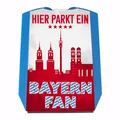 Produktbild: speecheese Hier parkt EIN Bayern Fan Parkscheibe in Vereinsfarben mit Zwei Einkaufswagenchips als Geschenk für Fußballfans die ihren Verein über Alles lieben und überall verfolgen