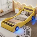 Produktbild: 90x200cm Einzelbett, Kinderbett, Jugendbett, Polsterbett in Form eines Autos mit leuchtenden Rädern und Stauraum, PU, Gelb
