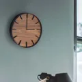 Produktbild: Wanduhr RIN Metall und Holz schwarz dunkelbraun 26cm modernes Design YAMAZAKI