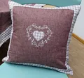 Produktbild: heimtexland Tischdecke Landhaus Tischdeko Serie Karo Leinen bestickt (Stück 1-tlg, 1), Kissenhülle 40x40 I Chalet Dekokissen I Herz Applikation