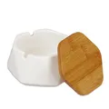 Produktbild: Relaxdays Aschenbecher mit Deckel, Keramik, draußen & drinnen, HxBxT: 6 x 10,5 x 10,5 cm, Windaschenbecher, weiß/Natur