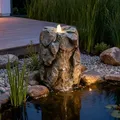 Produktbild: Künstlicher Quellstein Felsen mit LED Beleuchtung OG-KQS001 Realistische Steinoptik, inkl. 2 m Schlauch – Wetterfest für Teich & Bachlauf Wasserfall