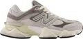 Produktbild: Shop de New Balance U9060GRY Grey Rain Cloud Castlerock bij Kicksshop. Sportieve grijze uni sneaker met modern design en comfortabele pasvorm.
