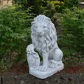 Produktbild: Löwe mit Schild rechts Steinfigur H.54 cm Grau 40 kg Weißbeton frostsicher