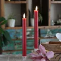 Produktbild: MARELIDA LED Stabkerzen Tafelkerzen Dinnerkerzen Rustik-Optik Echtwachs flackernde 3D Flamme Timer 2er Set (25cm, rot)